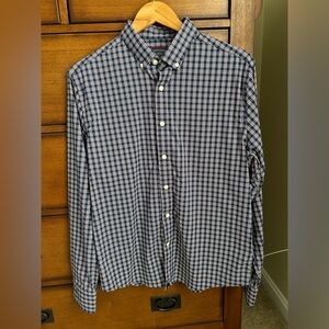UNTUCKit medium size men’s shirt